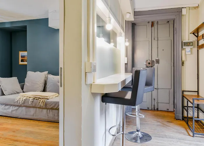 Apartment La Finestra Sotto I Portici By Happyhostorino