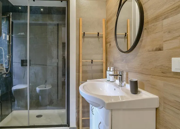 Apartment La Finestra Sotto I Portici By Happyhostorino Turin